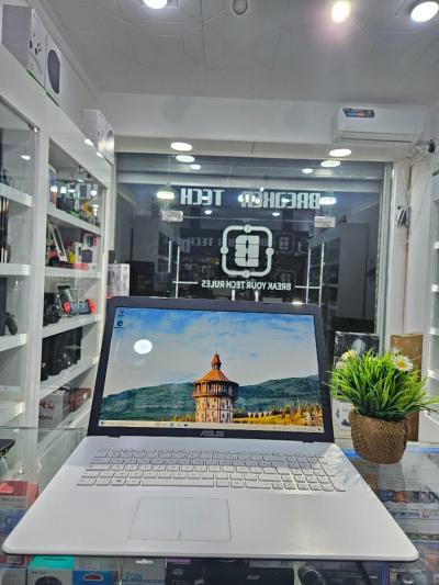 Asus   i3-4005U   8/256 Go   17.3"