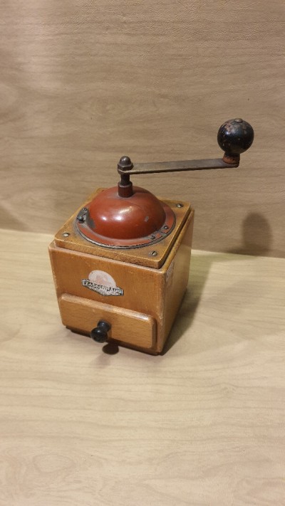 Moulin à café vintage allemand en bois de hêtre de la marque ZASSENHAUS 