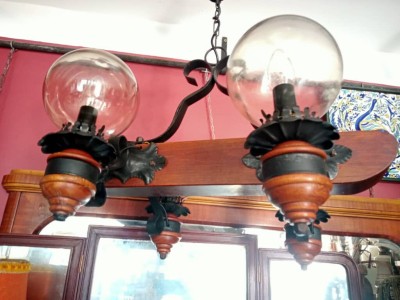 Lustre poutre rustique 4 globes en bois et fer forgé. LIQUIDATION