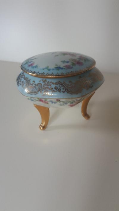 Élégant pot couvert tripode en Porcelaine de Limoges, motifs floraux, estampillée ULIM