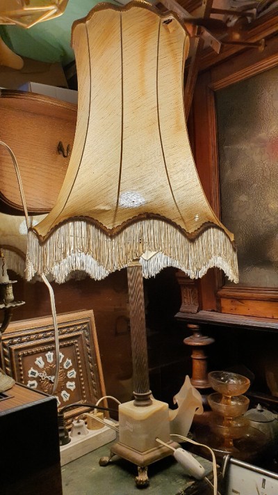 Grande lampe ancienne à pattes de lion en bronze et marbre 