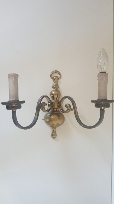 Paire de grandes appliques murales en laiton patiné style hollandais deux lumières