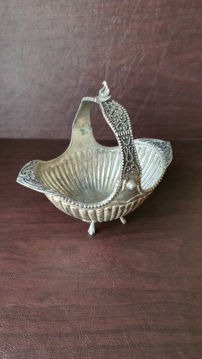 Corbeille en métal argenté très bien ciselé orné d'un cygne LIQUIDATION