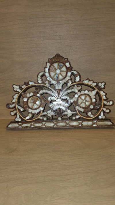 Ancien Ornement de meuble oriental en bois incrusté de nacre.