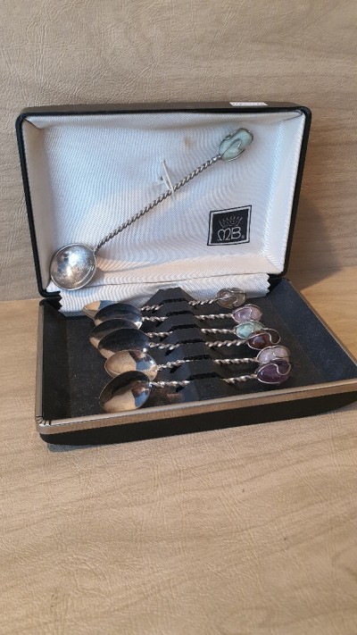 Coffret cuillères de collection avec des pierres semi précieuses MB, jade, Améthyste, .. LIQUIDATION