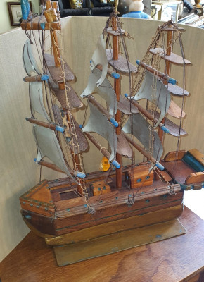 Maquette de bateau, voilier artisanal en bois, décor marin 