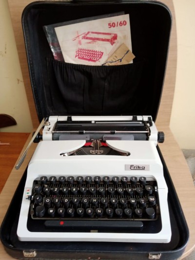 Machine à écrire allemande Dactylo Erika avec étui rigide d'origine LIQUIDATION