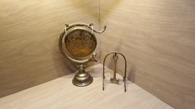 Gong en bronze avec serpent et marteau avec son support