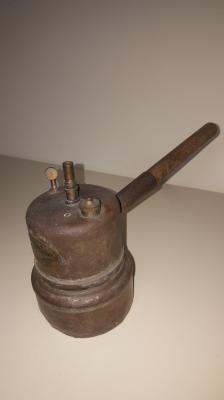 Vintage lampe à carbure de champignonniste BOUTHIER en cuivre à manche bois, objet de curiosité. 