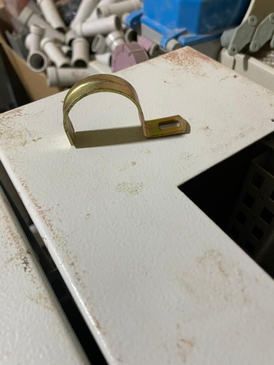 Colier en U / fixation pour tube et gaine