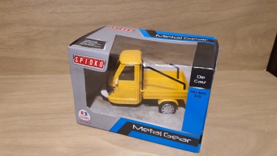 Miniature de la mythique camionette lambretta italienne APE PIAGGIO Cross, métalique de GLOBO Toys