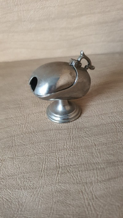 Vintage mini cendrier de voyage en metal argenté sous forme de saussière 