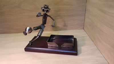Figurine en acier "Footbaleur " avec porte cartes de visite , fait main