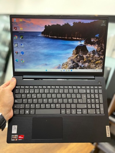 Lenovo V15 - Ryzen 3 7320U - 8Go - 256Go - AMD 680M Graphics