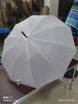 Parapluie en blanc et couleur مظلات بيضاء للحج والعمرة