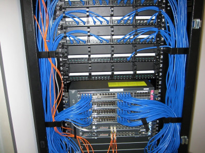 Installation de réseau informatique et téléphonique (Câble FTP Cat5e, 6 et 6a , armoires de brassages, panneau de brassage, switch, Point WiFi ...)