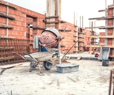 construction-travaux-conducteur-et-equipe-macons-manoeuvre-brique-hassi-bahbah-djelfa-algerie