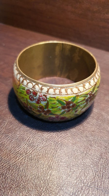 Beau bracelet cloisonné en laiton doré, à décor floral