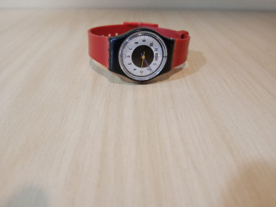 montre swatch rouge et noir unisex intemporel 