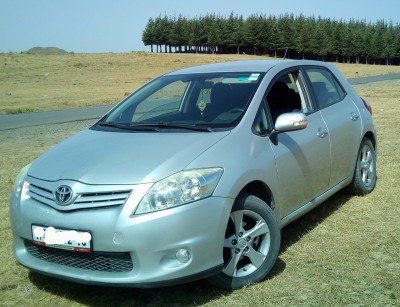 moyenne-berline-toyota-auris-2012-bouira-algerie