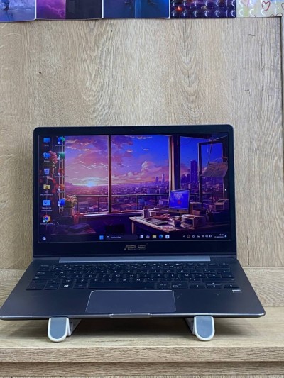 ASUS ZENBOOK 13 UX331UA/i5-8250U / 8 GB DDR 3 256GB SSD