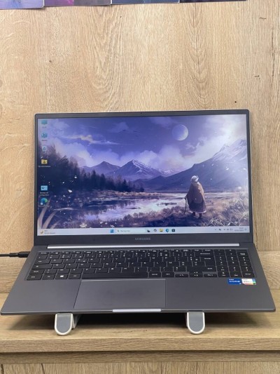 SAMSUNG BOOK 4/ i5-1335U /8 Go DDR5 256 GB SSD