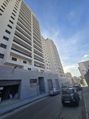 شقة-كراء-3-غرف-وهران-الجزائر