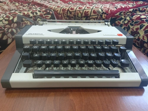 MACHINE A ECRIRE OLYMPIA TRAVELLER