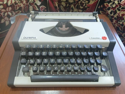 MACHINE A ECRIRE OLYMPIA TRAVELLER