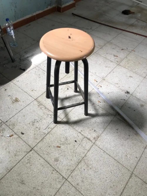Chaise et tables élèves + paillasse et bureau 