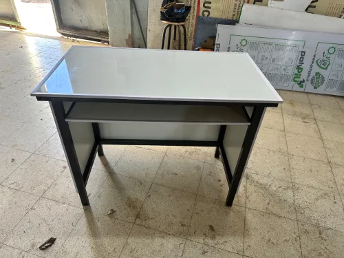 Chaise et tables élèves + paillasse et bureau 