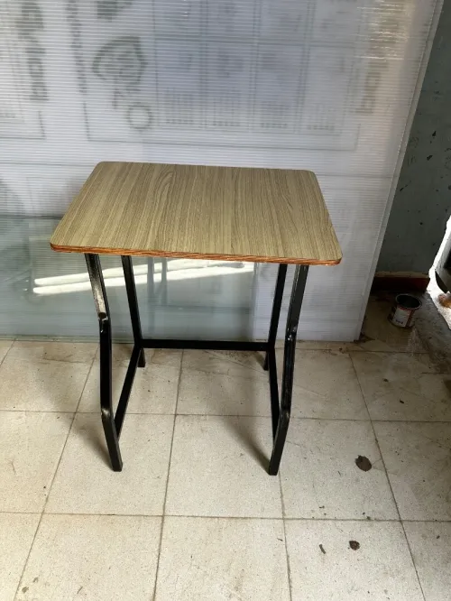 Chaise et tables élèves + paillasse et bureau 