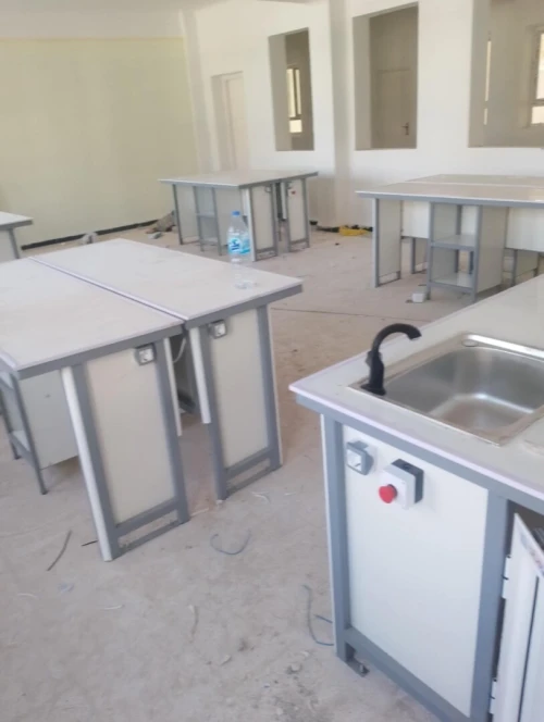Chaise et tables élèves + paillasse et bureau 