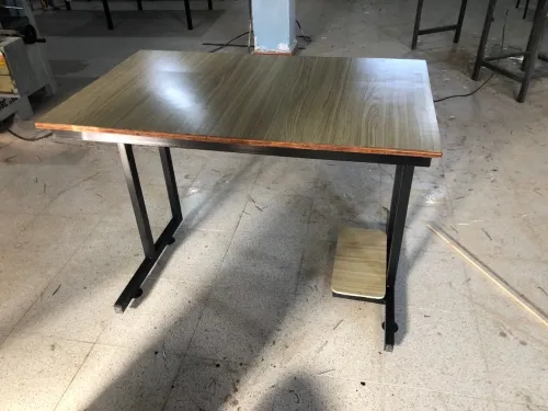 Chaise et tables élèves + paillasse et bureau 