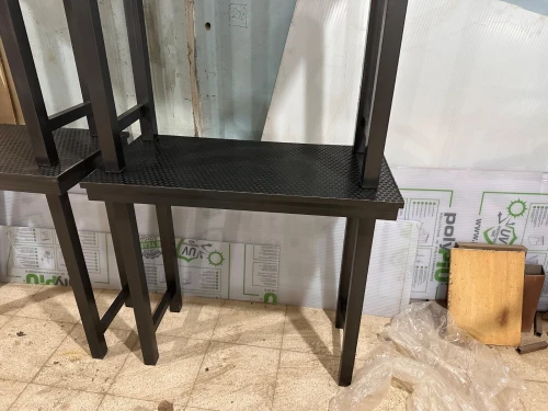Chaise et tables élèves + paillasse et bureau 