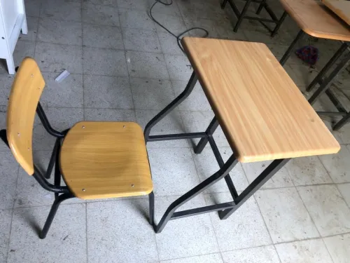 Chaise et tables élèves + paillasse et bureau 