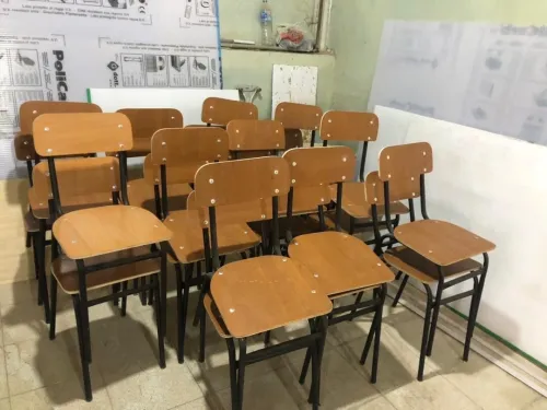 Chaise et tables élèves + paillasse et bureau 