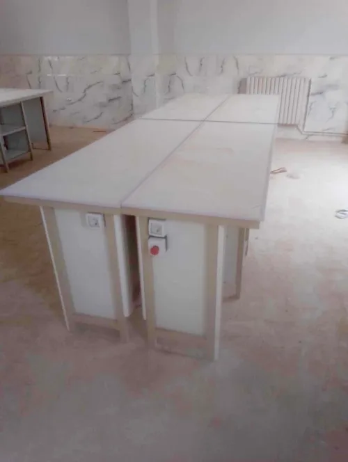 Chaise et tables élèves + paillasse et bureau 