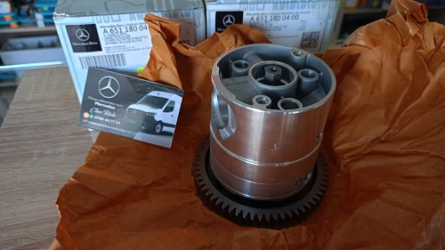 POMPE A HUILE MERCEDES OM 651/  CLASSE A B C E CLA GLE GLC SLK SPRINTER VIANO VITO  