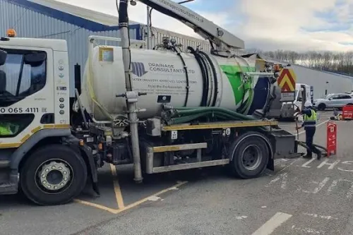 Camion vidange debouchage canalisation de regarde fesse septique