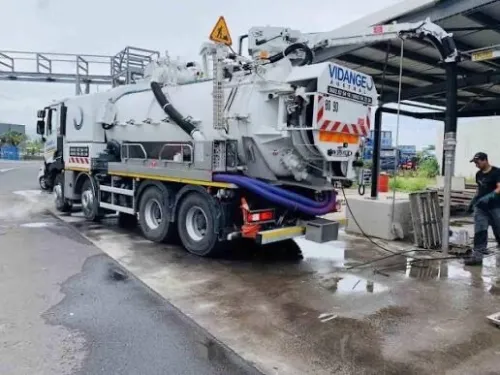 Camion vidange debouchage canalisation de regarde fesse septique