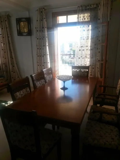 Grande table avec 8 chaises
