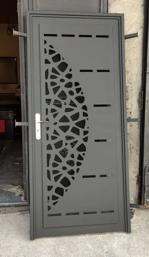 Fabrication porte-fenêtre métallique sur mesure sur commande avec montage
