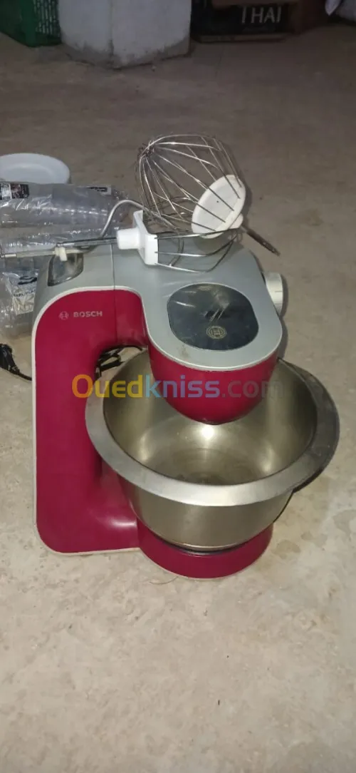 ادوات كهربائية واواني منزلية مختلفة 