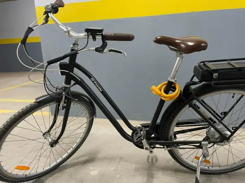 B'twin électrique avec son chargeur et la clé du chargeur