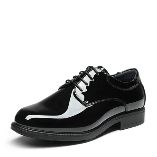 Une paire de chaussures classique de la marque Bruno Marc