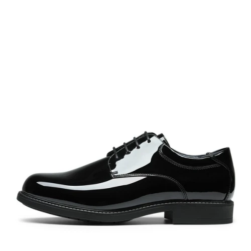 Une paire de chaussures classique de la marque Bruno Marc