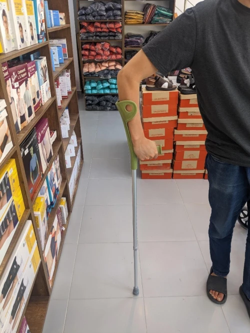 Vente Gros et Détail de Matériel Médical et d'Orthopédie : Tout type de fauteuil roulant, canne, couches adulte, bequille et chaise percée garde-robe (Yuwell, Kaiyang)