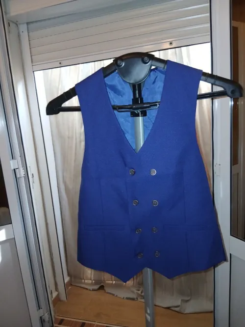 costume 3 pieces jamais porté. taille S / M