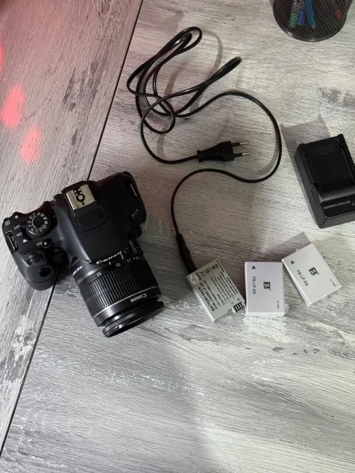 Camera canon 700d + 18-55mm + 3 battery